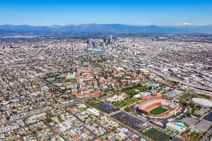 School photo of University of Southern California (USC) in Los Angeles, California with Downtown Los Angeles (DTLA) in the background