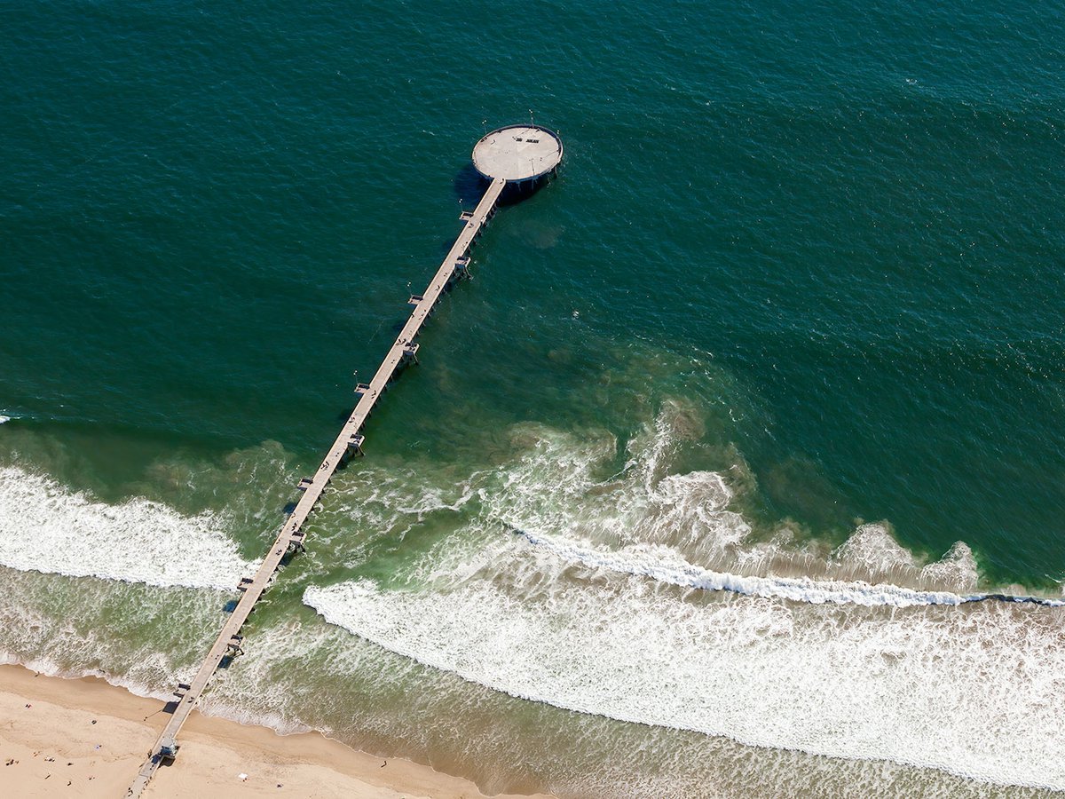 Blog image of big surf and rip currents at the Venice Beach pier