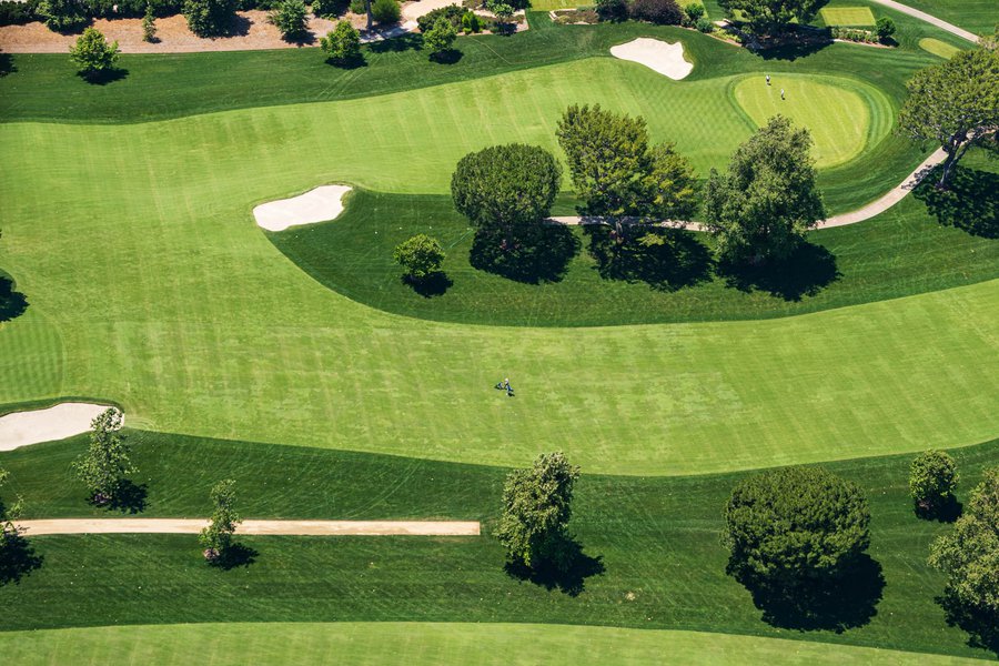 Blog photo of golfers at the Lakeside Golf Club on a sunny California day