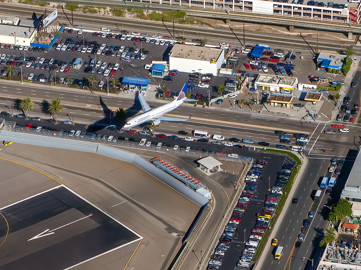 Blog photo of a Continental Airlines commercial jet landing at Lindbergh Field, also known as San Diego International Airport, in San Diego, California