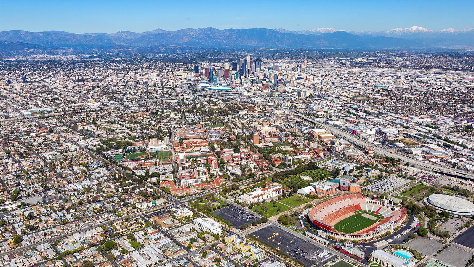 School photo of University of Southern California (USC) in Los Angeles, California with Downtown Los Angeles (DTLA) in the background