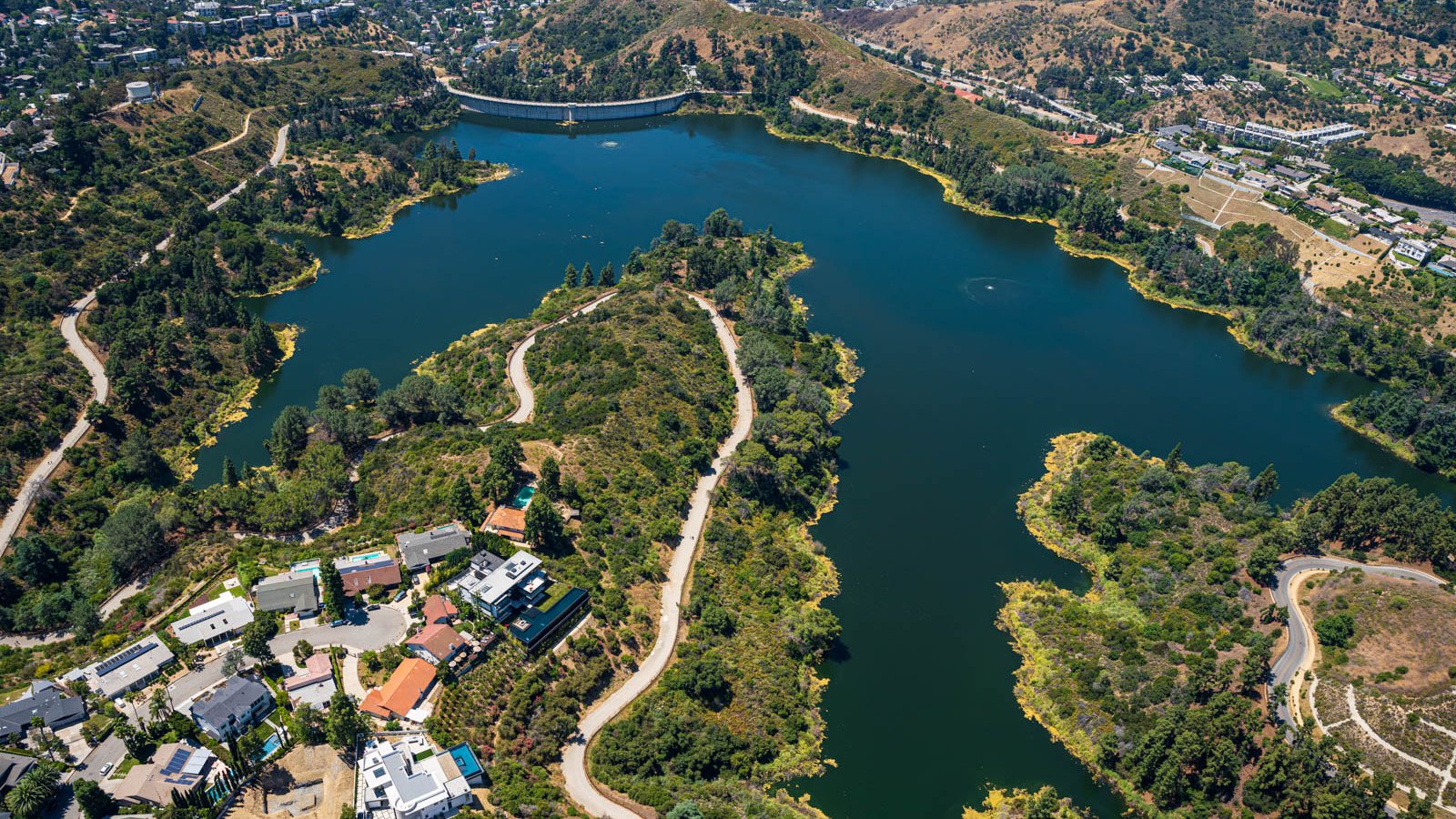 Blog image of the large homes along the edges of the Hollywood Reservoir