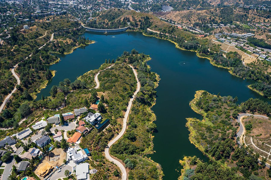 Blog image of the large homes along the edges of the Hollywood Reservoir