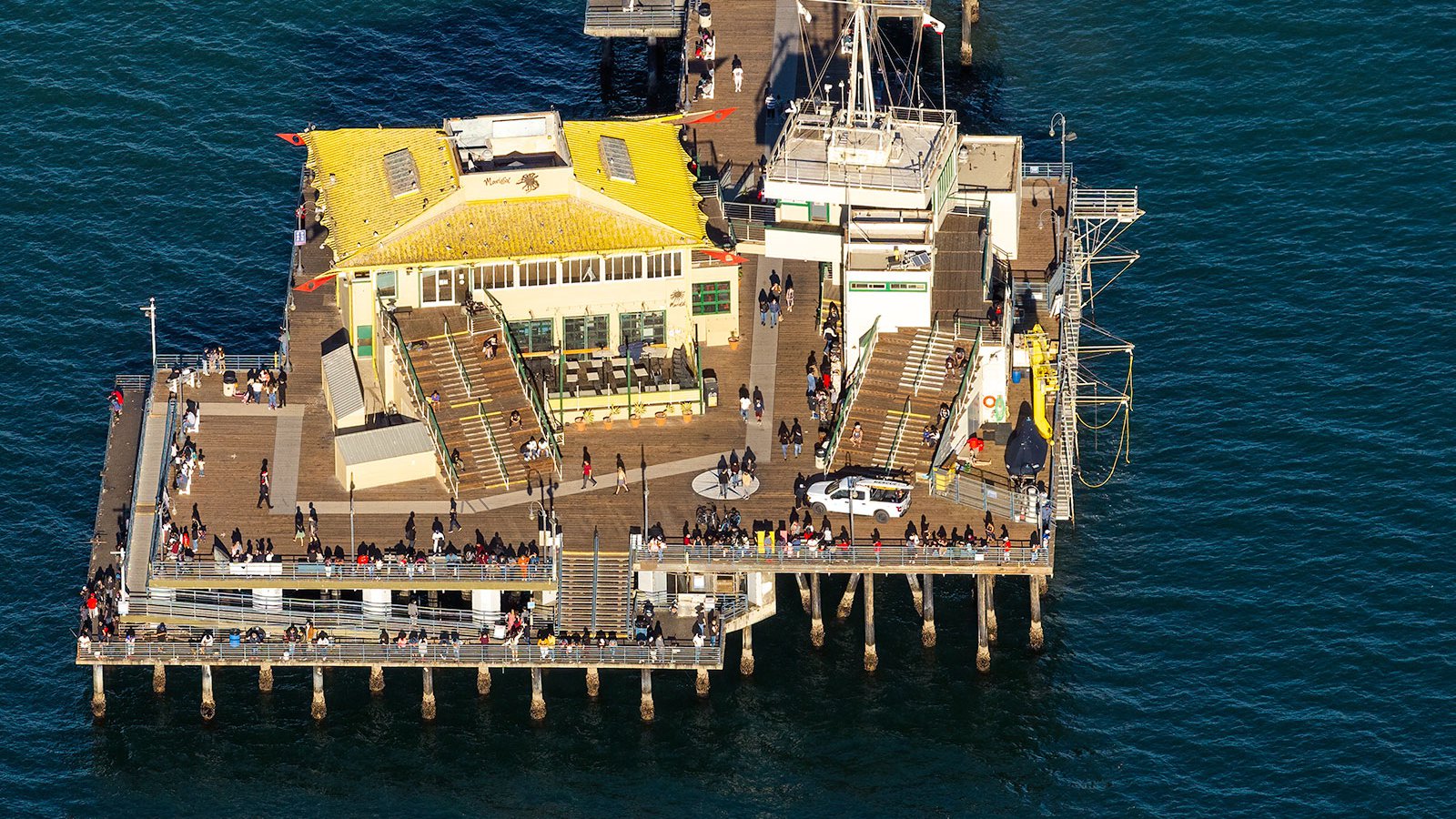 Blog photo of visitors at the Santa Monica Pier on Christmas Day 2020