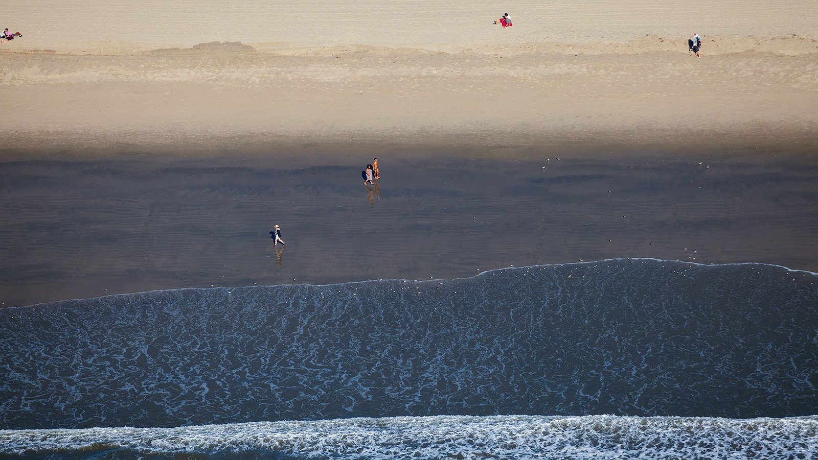 Blog photo of beachgoers on Christmas Day in Santa Monica Beach in Los Angeles, California