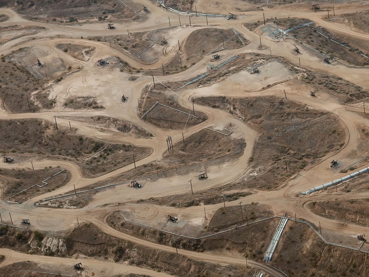 Close-up blog image of the California oil fields in Bakersfield, California