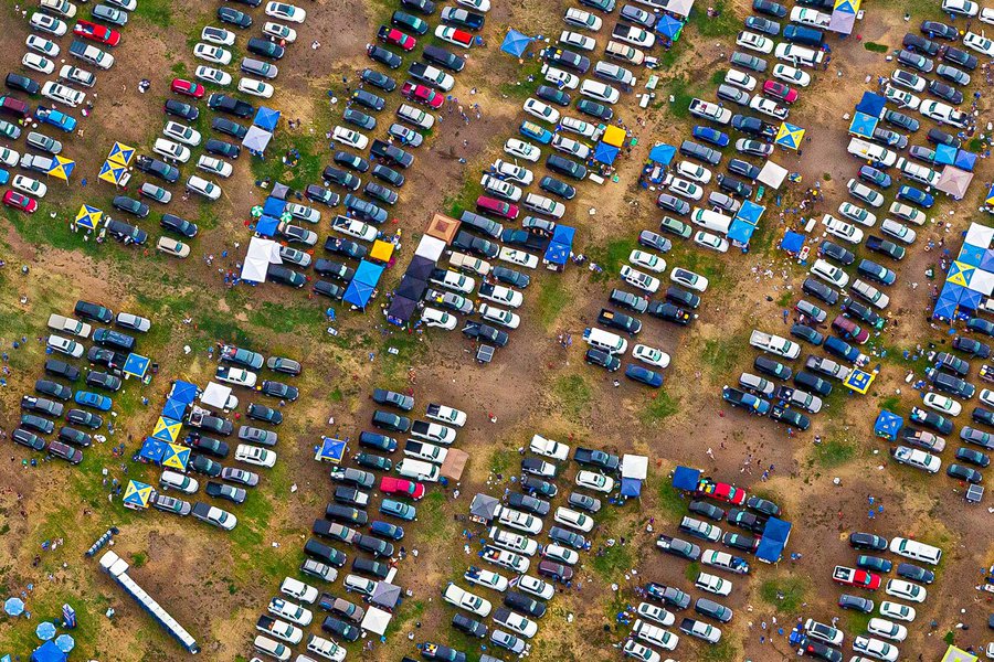 Blog image of the parking lot outside of the Rose Bowl Stadium where fans of UCLA and Texas A&M tailgate before the football game